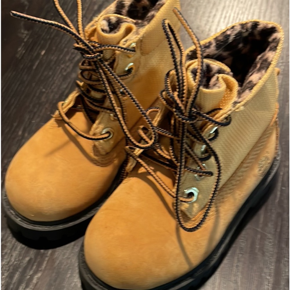 Toddler timberlands size 7 in excellent preowned condition.